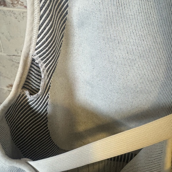 Stylish Gray Sports Bra and Leggings Set Sz L - Picture 13 of 13